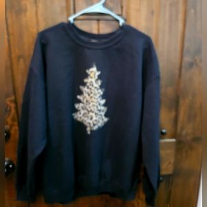 Leopard Christmas tree Sweatshirt.‎ Size large.